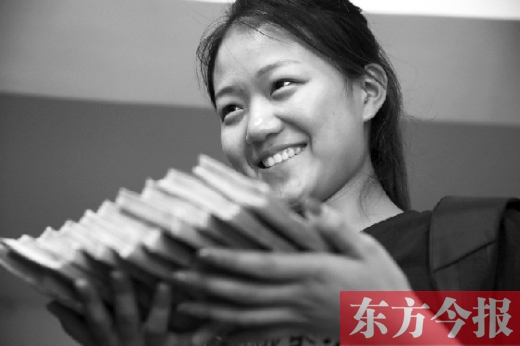 昨天，大一女生周文靜把10萬(wàn)元現(xiàn)金還給了失主