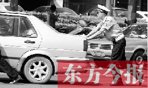 一輛車壞在了路中間，執(zhí)勤交警幫推車