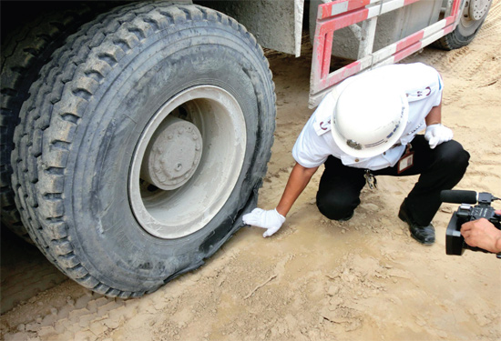 8月3日，棉紡路與六廠前街交叉口附近一輛水泥罐車突然爆胎，路邊一輛電動車被沖擊波震翻報廢