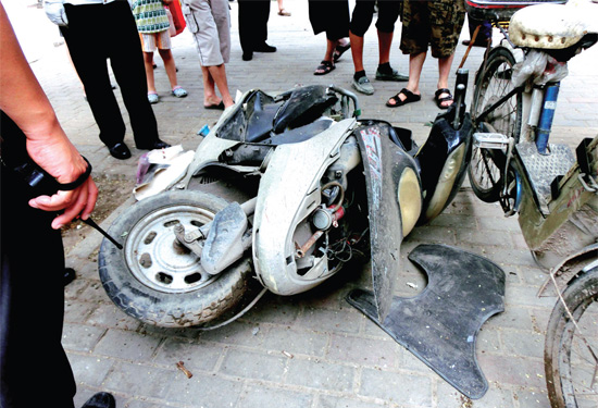 8月3日，棉紡路與六廠前街交叉口附近一輛水泥罐車突然爆胎，路邊一輛電動車被沖擊波震翻報廢