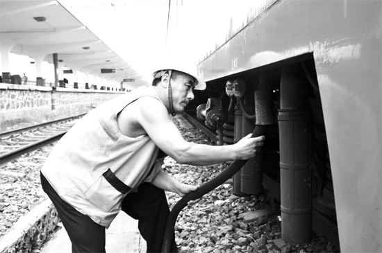 昨日，商丘火車站給水員在烈日下工作