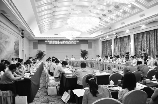 產(chǎn)業(yè)集聚區(qū)會議現(xiàn)場，各位專家學(xué)者對河南產(chǎn)業(yè)集聚區(qū)的發(fā)展建言獻(xiàn)策