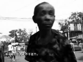 視頻中的男子面對(duì)鏡頭發(fā)泄心中的不滿：不合理，明擺著剝削人