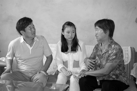 “商丘最美女兒”李丹（中）捐骨髓救母，愛心人士（左）送來1萬元愛心款