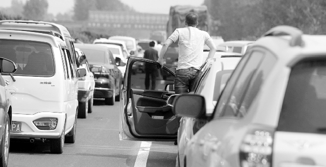 10月7日下午，寧洛高速漯河至商水段，因車(chē)禍發(fā)生擁堵