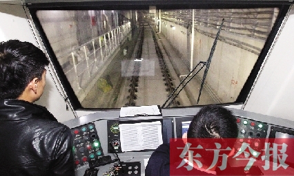 為了地鐵一號線在年底按期投入試運(yùn)營，大家正在緊張調(diào)試