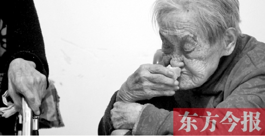 在鄭州惠濟(jì)區(qū)紅樹林老年療養(yǎng)院內(nèi),一位老人在吃蛋糕 在鄭州惠濟(jì)區(qū)紅樹林老年療養(yǎng)院內(nèi),一位老人在吃蛋糕