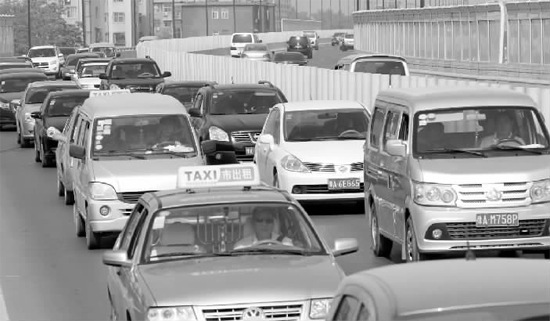 上午11點，鄭州市京廣快速路由北向南的路段已經開始擁堵，要是早晚高峰，更是堵得走不成