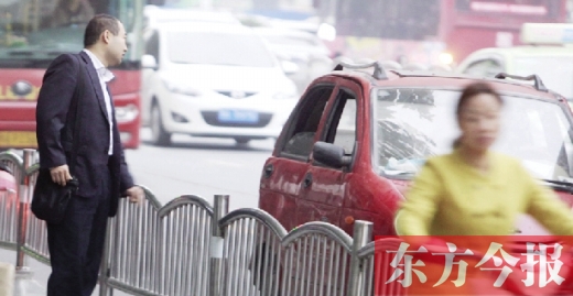 昨日下午5點(diǎn)40分，一男子久久未等到出租車，一輛“黑三輪”車主便和他搭訕