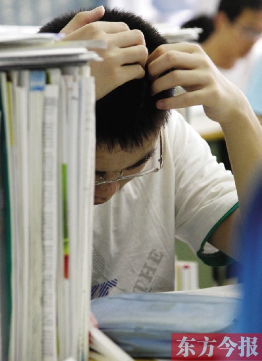 一位高三學生在復習功課 東方今報記者 沈翔 攝 一位高三學生在復習功課 東方今報記者 沈翔 攝