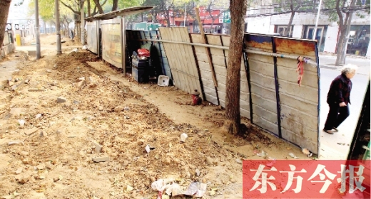 鄭州市紅專路與政七街交叉口,一工地“圍而不動”,步行者只好擇路而行 鄭州市紅專路與政七街交叉口,一工地“圍而不動”,步行者只好擇路而行