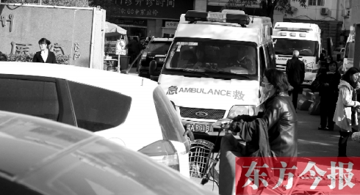 馬路上的機(jī)動車越來越多，臨著大路鄭州市第一人民醫(yī)院門口，出急診的救護(hù)車常常遭遇堵車