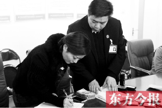 強制執(zhí)行+曝光，讓楊女士（左）拿到補償金