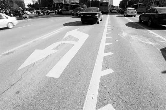 昨日，鄭州市金水路未來路口的“魚刺”車道，好多司機不知道咋走