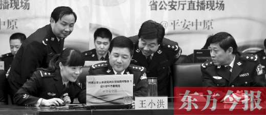 省公安廳廳長(zhǎng)王小洪（中）和微博網(wǎng)友在進(jìn)行交談，發(fā)現(xiàn)問(wèn)題現(xiàn)場(chǎng)馬上解決