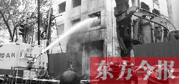 昨天早上8點半，鄭州市農(nóng)業(yè)路一拆遷工地，用兩臺噴水車噴水除塵，有效地阻止了施工揚塵