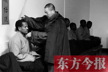 少林功夫講究禪武合一，坐禪當(dāng)然少不了,別看就是坐坐，姿勢都要師傅教