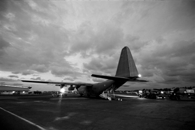 3月23日，中非共和國(guó)首都班吉，從加蓬首都利伯維爾出發(fā)的法國(guó)增援部隊(duì)共計(jì)200名士兵抵達(dá)班吉國(guó)際機(jī)場(chǎng)