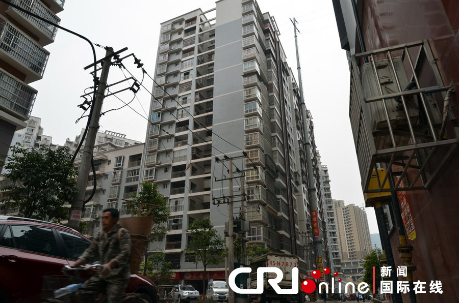 2013年4月2日，四川達城，電線桿足足有19層樓高，而且離小區(qū)住戶的房屋很近。圖片來源:張驥/CF