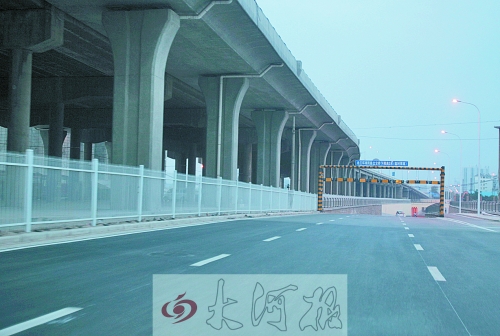 下穿隧道限高3米，不影響公交車通行。