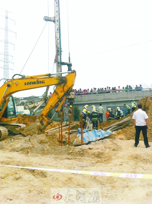 昨天下午3點(diǎn)20分記者在事發(fā)現(xiàn)場(chǎng)看到的情景 昨天下午3點(diǎn)20分記者在事發(fā)現(xiàn)場(chǎng)看到的情景