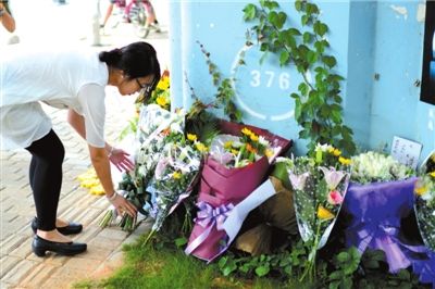 6月8日下午，記者來到廈門公交車爆炸事發(fā)現(xiàn)場橋下，附近已聚集了十幾個(gè)自發(fā)前來悼念的市民。橋墩下排放了一圈或黃或白的菊花，還有玖瑰、百合等。