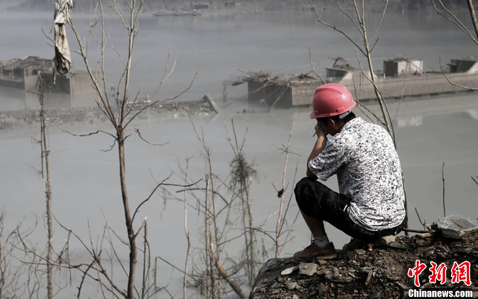 7月14日，四川綿陽，在水下沉寂了5年多的北川漩坪鄉(xiāng)浮出水面，如海市蜃樓飄浮在堰塞湖水面，回來看自己