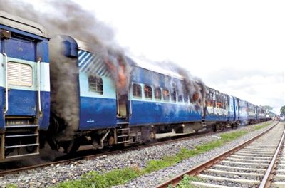 19日，撞人的火車被民眾點燃。