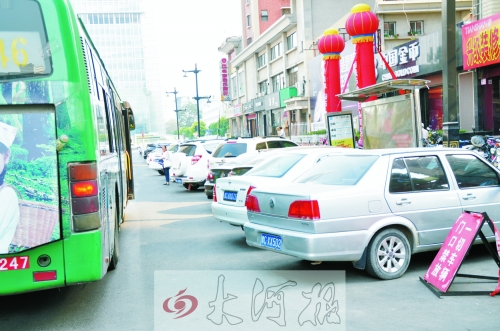 洛陽(yáng)公交車(chē)站點(diǎn)成私家停車(chē)場(chǎng) 停車(chē)辦回應(yīng)稱(chēng)涉嫌違法 洛陽(yáng)公交車(chē)站點(diǎn)成私家停車(chē)場(chǎng) 停車(chē)辦回應(yīng)稱(chēng)涉嫌違法