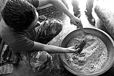 10日，敘反對派人員正在制作武器。