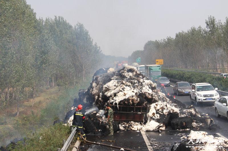 河南一載40噸棉花貨車高速起火 河南一載40噸棉花貨車高速起火