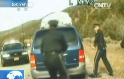 費雷爾再次上車，警察拿警棍砸車窗。