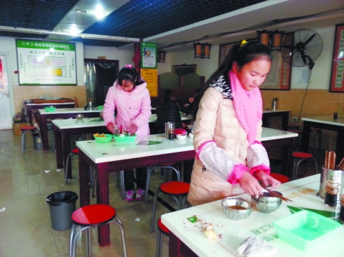 參加體驗(yàn)的兩名學(xué)生成功“入職”后,開始收拾餐桌。