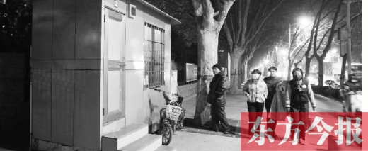 1月13日晚9點(diǎn)30分，鄭州市綠城廣場內(nèi)的公廁依然開放