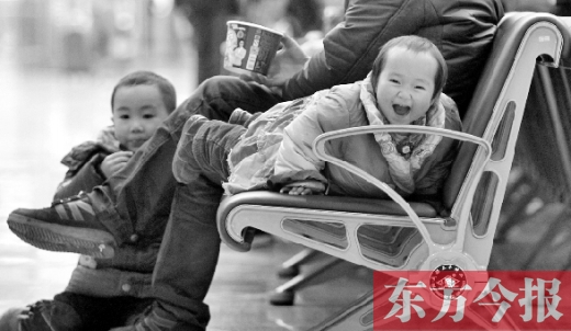 鄭州東站候車長(zhǎng)椅上，哈哈，馬上回家過年有禮物收了