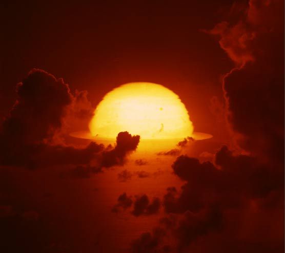 1961年，南太平洋上空，氫彈爆炸后的大火球開始擴散。