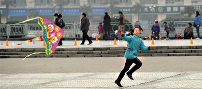 昨日，省會天氣晴好，春意盎然。上午，在綠城廣場，一個小女孩在快樂地放風(fēng)箏。