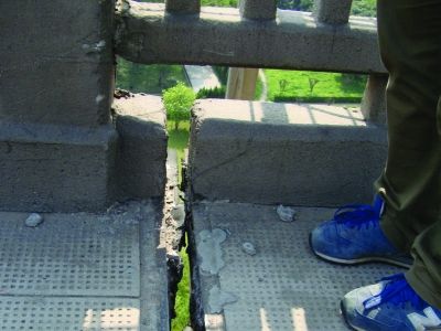 圖為大橋17號墩處橋面裂縫。梅建明 攝