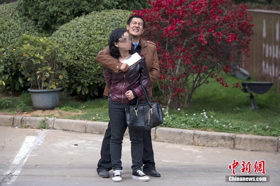 4月8日，劫持者與警方對峙。