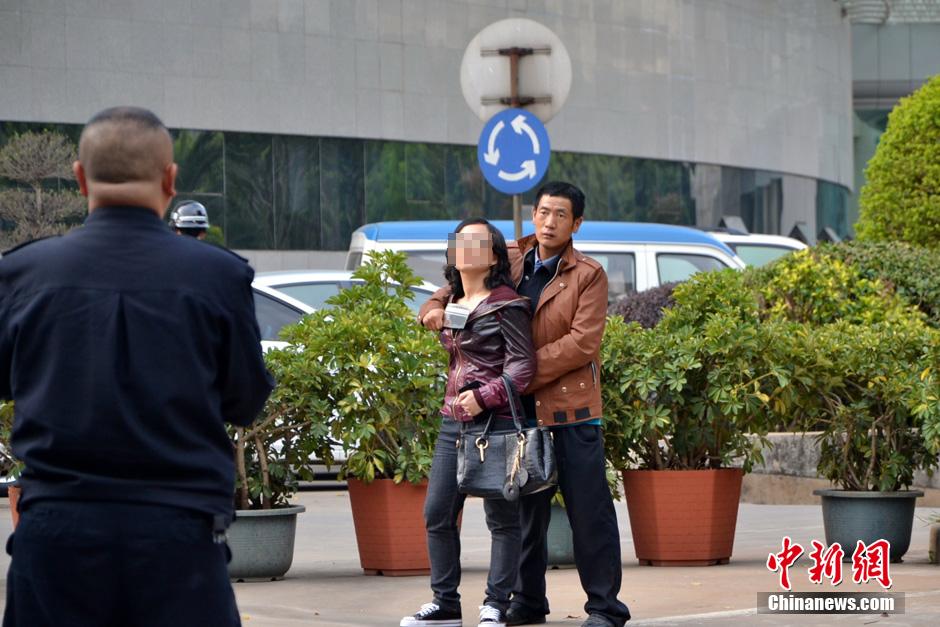 圖為劫持者與警方談判中。