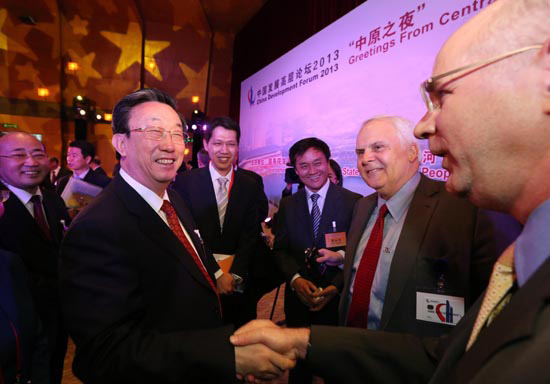 3月24日晚，省委書記、省長(zhǎng)郭庚茂在參加中國(guó)發(fā)展高層論壇“中原之夜”活動(dòng)時(shí)與外商親切握手交談。