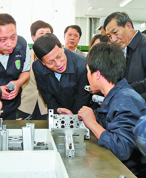 4月24日，省委副書記、省長謝伏瞻在濟(jì)源虎嶺產(chǎn)業(yè)集聚區(qū)考察。