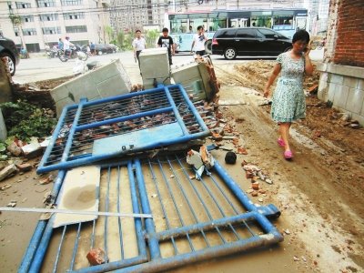 南陽市一汽修廠遭強(qiáng)拆人員被挾持 監(jiān)控錄下全程