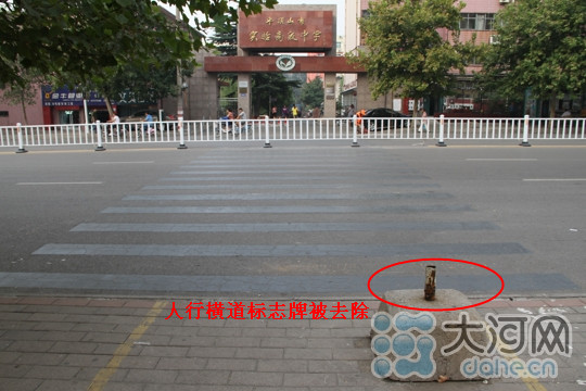 隔離護欄擺在斑馬線上引熱議 斑馬線已取消 隔離護欄擺在斑馬線上引熱議 斑馬線已取消