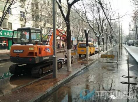 平頂山市區(qū)一自來水管爆裂 街道變河流 平頂山市區(qū)一自來水管爆裂 街道變河流