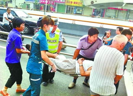 老人街頭摔倒 眾人聯(lián)手救助 老人街頭摔倒 眾人聯(lián)手救助