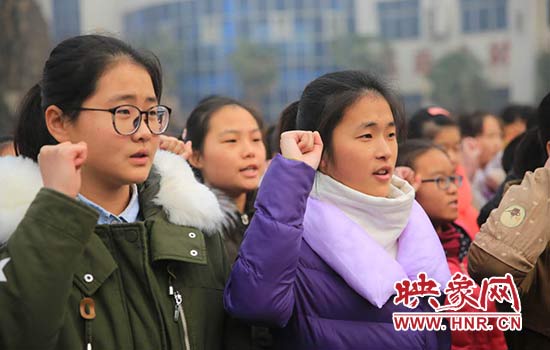 滎陽美女警官進校園普法演講 2600名師生收獲良多 滎陽美女警官進校園普法演講 2600名師生收獲良多