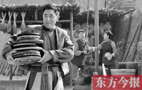 陳寶國(guó)在《大河兒女》中飾演男一號(hào)、燒制鈞瓷的手藝人賀焰生