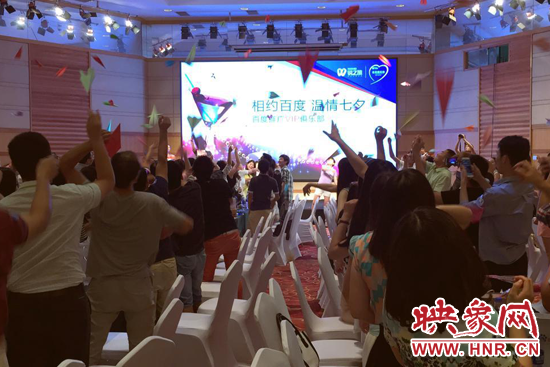 全場一齊放飛“愛情心愿紙飛機”,能不能飛進(jìn)“ta”的心里? 全場一齊放飛“愛情心愿紙飛機”,能不能飛進(jìn)“ta”的心里?