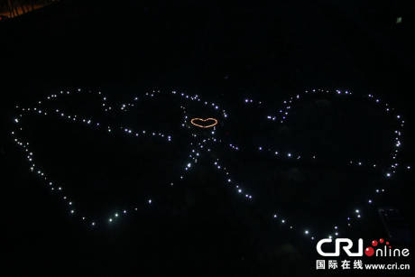 長(zhǎng)春近千人湊成巨大愛(ài)心向女同學(xué)求愛(ài) 長(zhǎng)春近千人湊成巨大愛(ài)心向女同學(xué)求愛(ài)